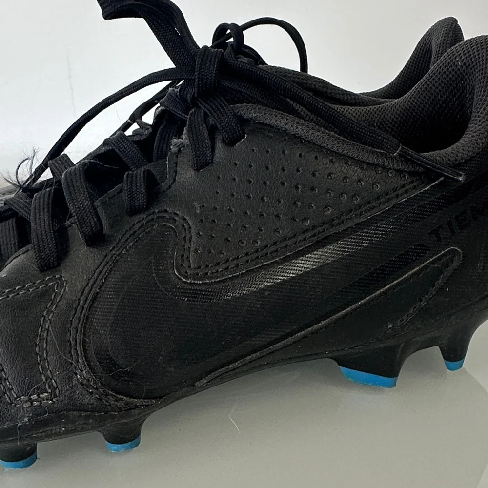 Nike Kids Black Athletic tempo cleats 5